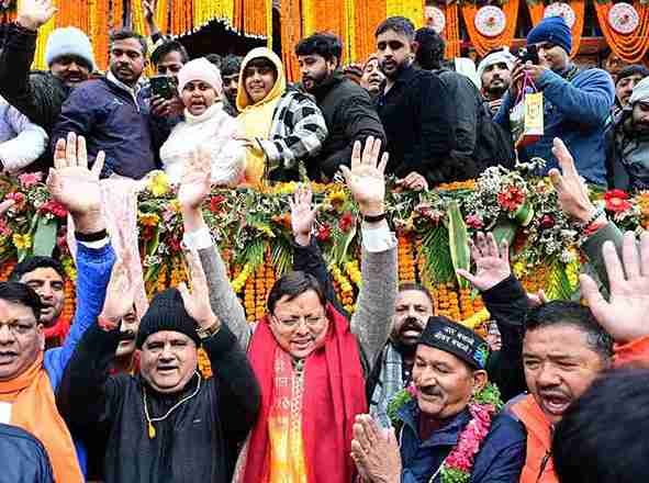 बद्रीनाथ धाम के कपाट रविवार को विधि विधान के साथ सुबह 6 बजे वैदिक मंत्रोच्चार के साथ ग्रीष्मकाल के लिए खोल दिए गए