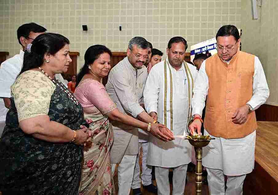 सीएम धामी ने नगर निगम महापौर एवं नगर पालिका अध्यक्षों से संवाद किया