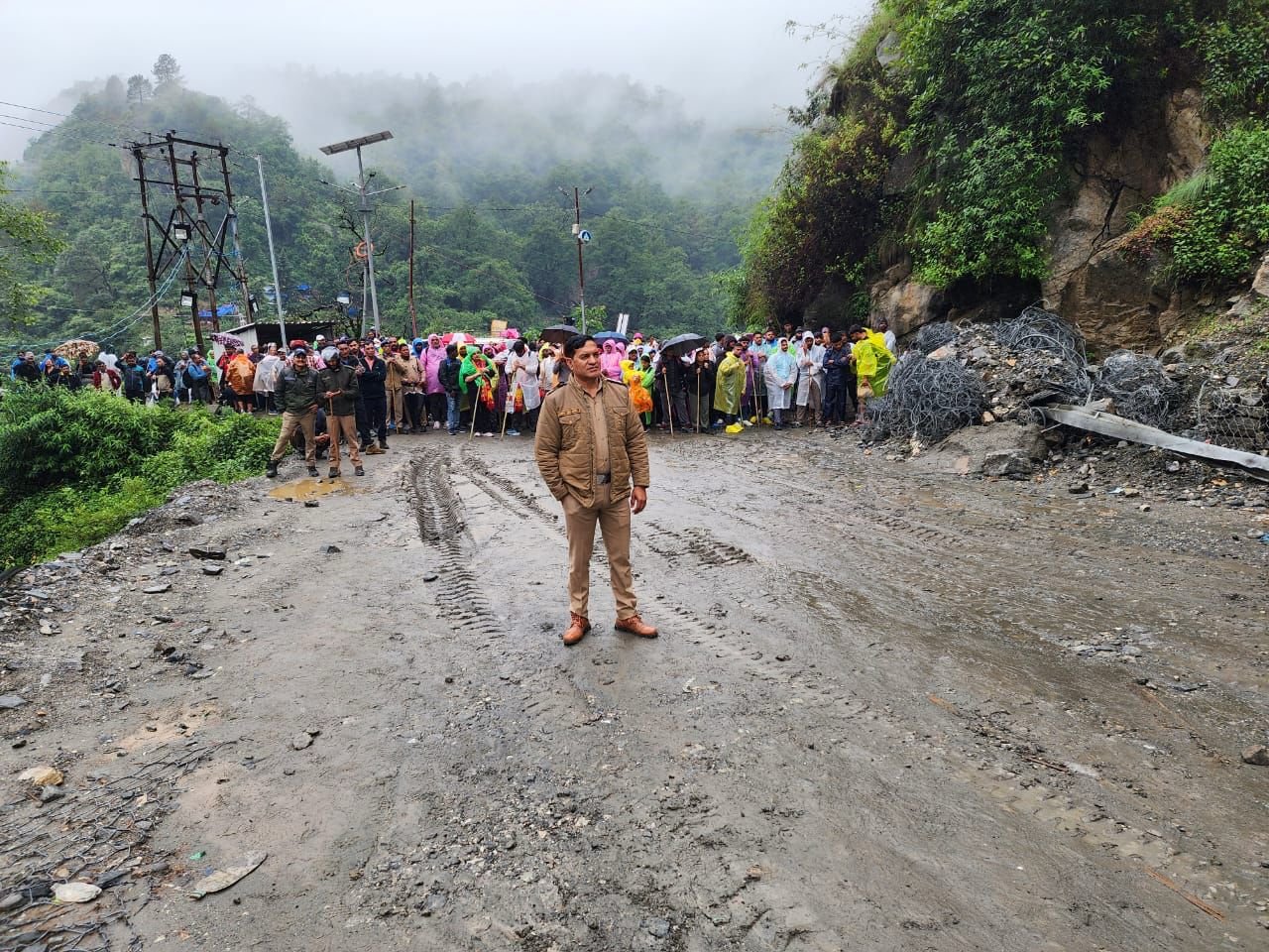 देर रात्रि में हुई बारिश के चलते आज प्रातःकाल मुनकटिया के पास मार्ग रहा बाधित।