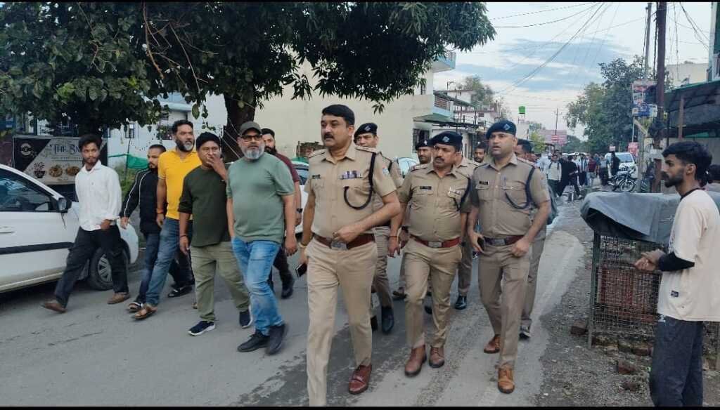 यहां आकस्मिक सेवाओं को छोड़कर 10.30 तक सभी दुकानें बंद करने के निर्देश