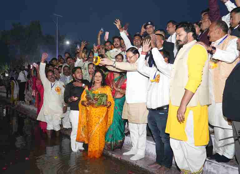 मुख्यमंत्री धामी ने खटीमा में सूर्य षष्ठी महोत्सव में की सहभागिता, अस्ताचलगामी सूर्य को दिया अर्घ्य