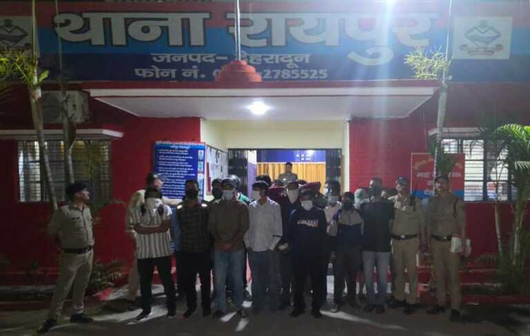 रेस्टोरेंट में अवैध शराब परोसने पर कार्रवाई, 2 गिरफ्तार, 18 हिरासत में